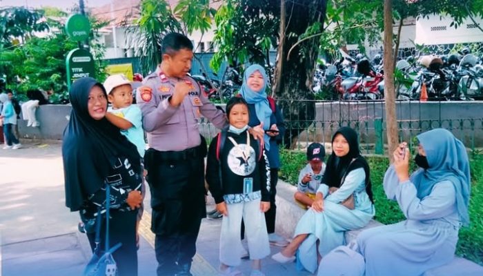 Tangkal Kejahatan di Stasiun Manggarai, Polsek Tebet Patroli Dialogis Jalan Kaki