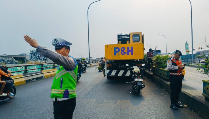 Polsek Ciputat Timur Respons Cepat Aduan Warga Terkait Crane Mogok di Fly Over Ciputat