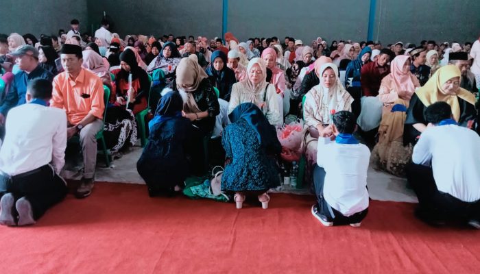 Penuh Rasa Syukur Siswa-Siswi SMP N 2 Brangsong Melakukan Sungkeman Kepada Orang Tua di Momen Pelepasan