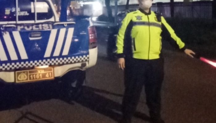 Malam Hari Tetap Siaga, Satlantas Polres Tangsel Lakukan Penyisiran Ranjau Paku Sepanjang Jalan Sunburst BSD