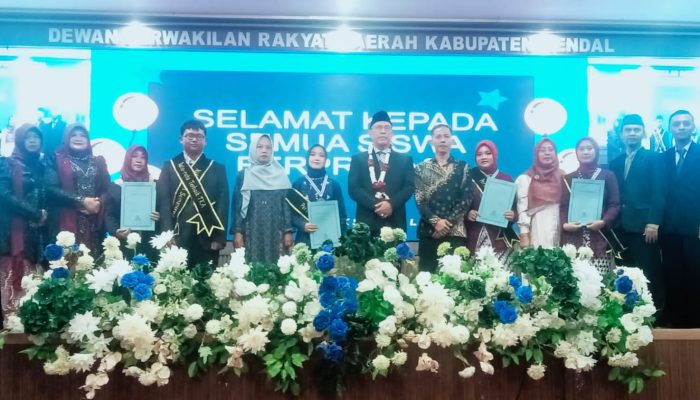 Pemberian Reward Kepada Siswa Berprestasi Mewarnai Acara Pelepasan SMP N 2 Patebon