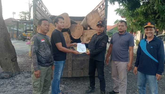 Tindak Tegas Pembalakan Liar, Perhutani KPH Kebonharjo Serahkan Barang Bukti Kayu Jati ke Polres Rembang