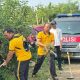 Semangat Bhayangkara, Polsek Kelapa Dua Hijaukan Lingkungan dan Bantu Masyarakat Kampung Sabi