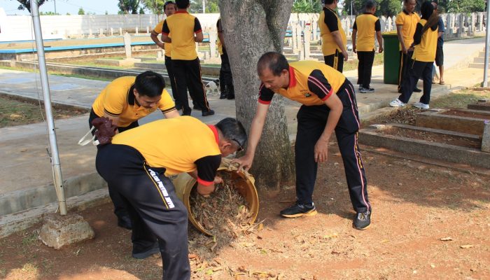 Bakti Religi di Taman Makam Pahlawan Bahagia, Polsek Pondok Aren Wujudkan Kepedulian dan Semangat Pengabdian