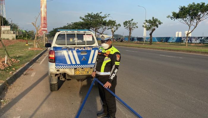 Satlantas Polres Tangerang Selatan Laksanakan Penyisiran Ranjau Paku di Kawasan Grand Boulevard BSD
