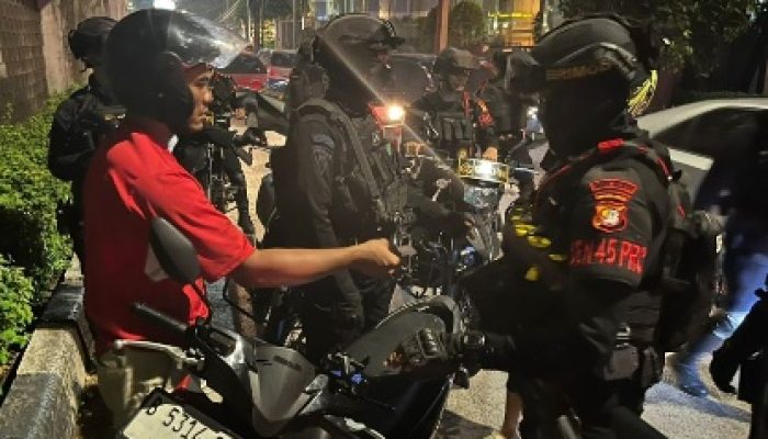 Patra Brimob Polda Metro Jaya Amankan Tiga Terduga Pelaku Curanmor di Pancoran