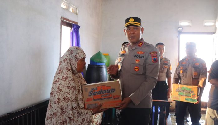 Bentuk Kepedulian dan Sambut HUT Bhayangkara ke-80, Kapolres Kendal Rela Terobos Rob 2 Kilometer Untuk Berikan Bantuan Kepada Warga