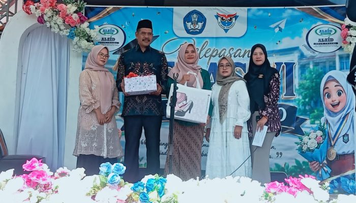 Penampilan Kesenian Siswa Mewarnai Momentum Pelepasan Siswa Kelas VI dan Juga Purna Tuga Guru di SD Negeri Purworejo Ringinarum