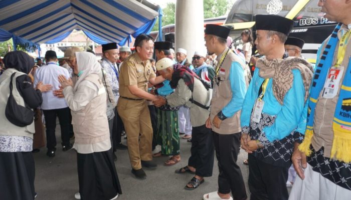 Wakili Bupati Lucky Hakim, Kadis Kominfo Indramayu Sambut Kepulangan 445 Jemaah Haji Kloter 30