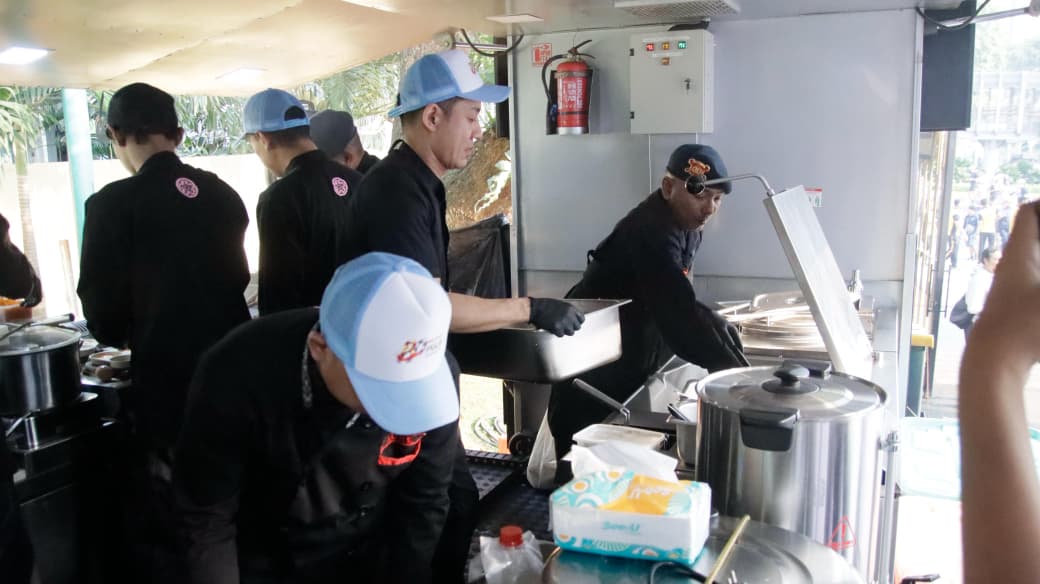 Chef Hideki Sajikan 250 Porsi Nasi Goreng di Pembukaan Pekan Olahraga Polri 2026, Warga Antusias
