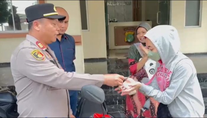 “Alhamdulillah Bapaaak…” Tangis Haru Ibu Pecah Usai Dibantu Polisi Kelapa Dua Saat Motor Dihadang Matel