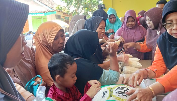Antusiasme Masyarakat Desa Brangsong Dalam Mengikuti Gerakan Pangan Murah Luar Biasa
