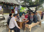 Sambangi Warga Binong, Kapolsek Curug Ajak Jaga Kamtibmas dan Bagikan Sembako