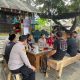 Sambangi Warga Binong, Kapolsek Curug Ajak Jaga Kamtibmas dan Bagikan Sembako