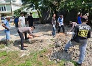 Kerja Bakti Bareng Warga, Polisi dan TNI Bersihkan Area Parkir Masjid Nurul Iman