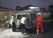 Respon Cepat Pengaduan 110, Polsek Ciputat Timur Tangani Kebakaran Mobil di Depan SPBU Kampung Utan