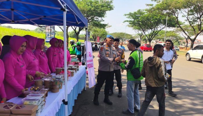 Jumat Berbagi, Polres Tangsel Bersama Bhayangkari Hadir Berbagi Kebahagiaan untuk Masyarakat