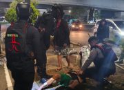 Brimob Metro Jaya Sigap Evakuasi Korban Kecelakaan Saat Patroli Malam di Jakarta Utara