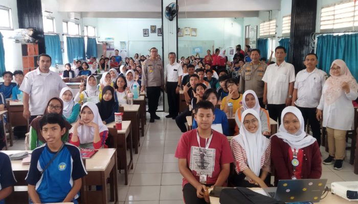 Kapolsek Ciputat Timur Bekali Siswa SMAN 8 Tangsel dengan Edukasi Anti Tawuran dan Bullying Saat MPLS