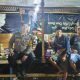 Jaga Jakarta On The Spot, Bhabinkamtibmas Polsek Legok Perkuat Poskamling Bersama Warga Desa Caringin