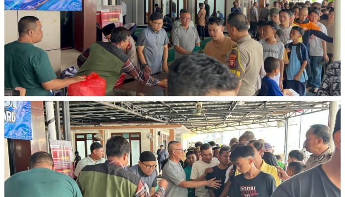 Jumat Peduli, Polsek Metro Kebayoran Baru, Berbagi Kepedulian Melalui Pembagian 120 Nasi Kotak