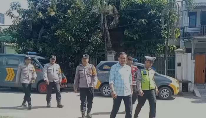 Patroli Jalan Kaki Polsek Pamulang Perkuat Keamanan Sentra Ekonomi dan Permukiman Warga
