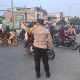 Bhabinkamtibmas Pondok Benda Hadir di Jam Sibuk, Pengaturan Lalu Lintas Pagi Lancarkan Aktivitas Warga