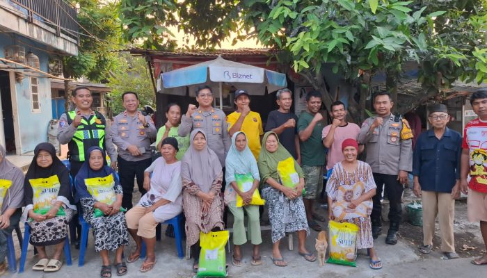 Jumat Peduli, Kapolsek Curug Salurkan Bantuan Sembako kepada Warga Membutuhkan