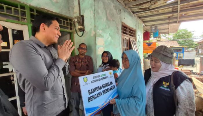 Bupati Lucky Hakim Serahkan Bantuan bagi Korban Kebakaran di Gantar dan Anjatan