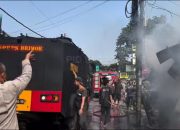 Brimob Polda Metro Jaya Bantu Padamkan Kebakaran Dua Kios di Ciputat