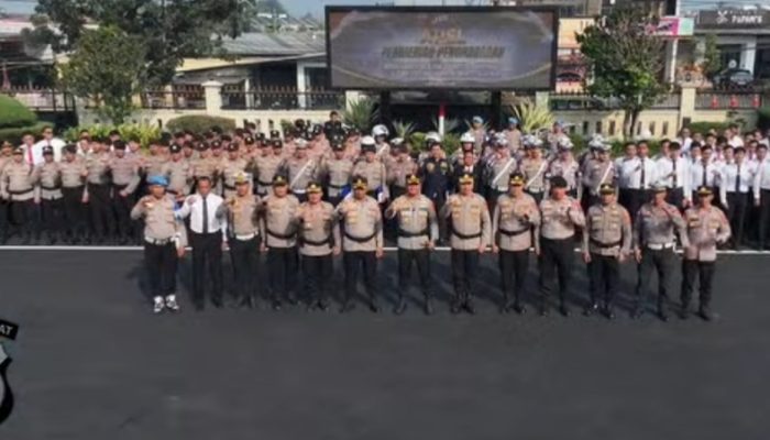 Personel Hotline 110 Terima Penghargaan dari Kapolres Cianjur atas Respons Cepat Layani Masyarakat