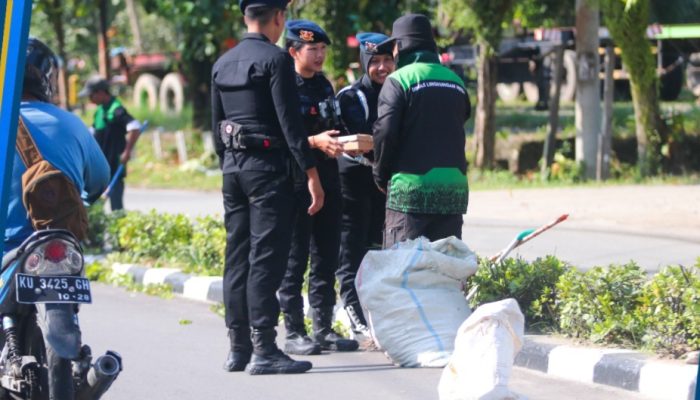 Hadir Humanis di Tengah Masyarakat, Satbrimob Polda Kaltara Gelar Jumat Berkah di Tarakan